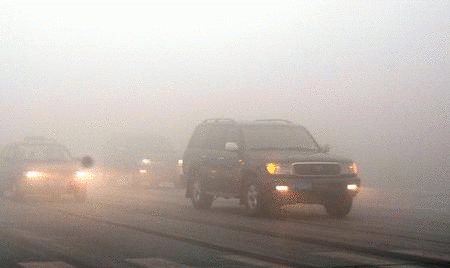 汽車尾氣是灰霾形成的重要因素，因此在車輛繁忙的交通要道，灰霾情況會顯得尤其嚴重，能見度比其他地方更低